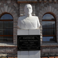 Памятник Хилкову на вокзале Слюдянка