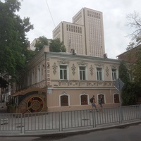 Угол улиц Баррикадной и Шолом-Алейхема.