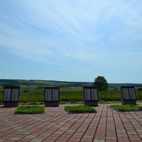 Мемориальные плиты с фамилиями погибших советских воинов в селе Вяжи-Заверх