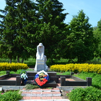 Памятник павшим советским воинам. Скульптура "Скорбящая мать".