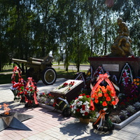 Братская могила павших советских воинов в  пгт.Кромы в день 77 годовщины освобождения посёлка от немецко-фашистских захватчиков