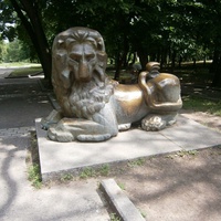 Днепропетровск. Скульптура "Лев" в парке Шевченко.