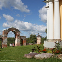 Часть западной ограды Воскресенской церкви, справа фрагмент нижнего яруса колокольни