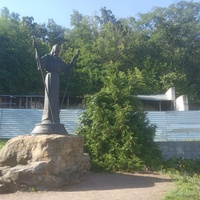 Памятник Митрополиту.