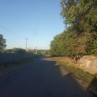 Въезд в село со стороны трассы Н-08 по грунтовке от Петровской оросительной системы.