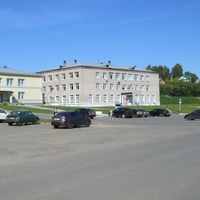 Здание РОВД(слева) и Администрации Сюмсинского района(справа) в центре Сюмсей.