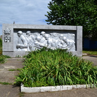 Барельеф на могиле павших советских воинов.Посёлок Совхозный