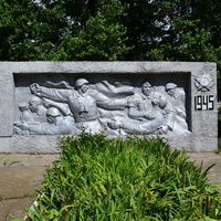 Барельеф с изображением советских солдат на братской могиле .Посёлок Совхозный,2020 год