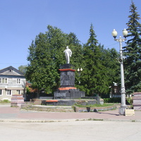 Памятник Ленину около местной администрации