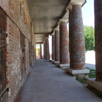 Колоннада одного из корпусов торговых рядов на Соборной площади (памятник федерального значения)