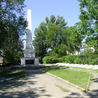 Памятник погибшим от радиационных катастроф и обелиск, посвященный погибшим за установление Советской власти в Соборном парке