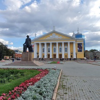 Памятник Глинке и Челябинский государственный академический театр оперы и балета имени Глинки