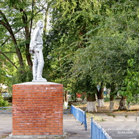 Памятник Максиму Горькому у Дома Культуры.