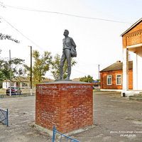 Памятник Максиму Горькому у Дома Культуры.