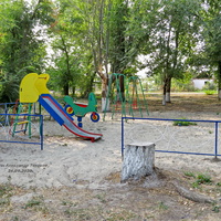 Детская площадка в сельском парке