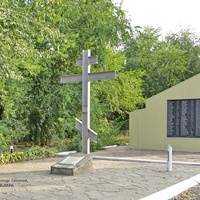 Поклонный православный крест на мемориале ВОВ. Здесь, на этом месте, была церковь.