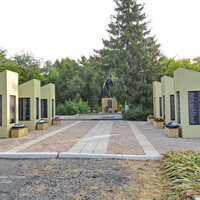 Мемориал,братская могила ВОВ. Здесь покоится прах около 3000 советских воинов.