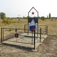 Братская могила неизвестных солдат на северо-западной окраине станицы.