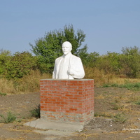 Памятник-бюст Ленину . По словам жителей - хозяин дома приобрел скульптуру и установил на соей территории.