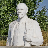 Памятник-бюст Ленину . По словам жителей - хозяин дома приобрел скульптуру и установил на соей территории.