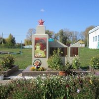 Памятник рядом с ДК.