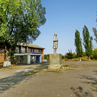 Памятник Ленину у клуба