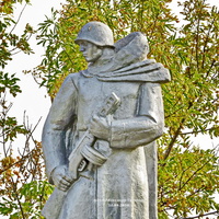 Мемориал, братская могила ВОВ. Фрагмент памятника павшим воинам