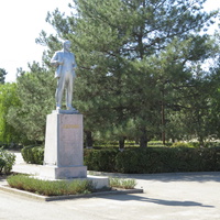 Памятник Ленина в центре, у клуба