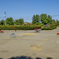 Детская площадка в центре, у клуба