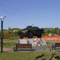 Разведывательно-дозорная машина БРДМ-2 на постаменте - памятник воинам-интернационалистам Рошаля, защищавших свою страну в разные годы XX века