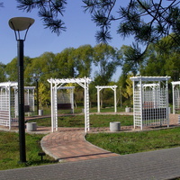 В культурно-рекреационном парке "Крестов Брод". Круговая зона отдыха из пергол.
