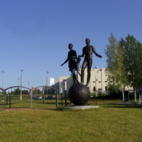 Бронзовая скульптура "Семья на шаре" в сквере у спортивной школы
