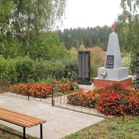 Памятник погибшим землякам (территория ДК)