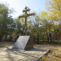 Поклонный крест на месте разрушенного в 1936 году храма Александра Невского. пр. 50-летия Октября