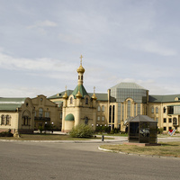 Храм Святого Георгия Победоносца. На заднем плане завод по розливу минеральной воды "Рокадовские минеральные воды"