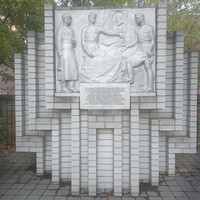 Памятник Великой Отечественной в жилом массиве Победа, переулок Штабной. Стелла на месте, где с 25 ноября 1943 года по 15 февраля 1944 года находился штаб 3-го Украинского фронта, которым командовал  генерал армии Р.Я. Малиновский .