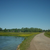Плотина рядом с деревней