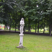 Скульптура женщины. Парк усадьбы  Белкино