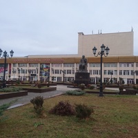 ДК профсоюзов и памятник Кайсыну Кулиеву на проспекте Кулиева