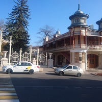 Кофейня Гукасова и вход в парк "Цветник"