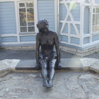 Скульптура курортницы в парке "Цветник"