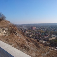 Вид на город с лестницы Нагорного парка к вершине горы Горячей