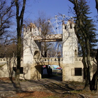 Парк аттракционов в Атажукинском саду