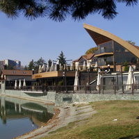 Зона отдыха у Курортного озера в Атажукинском саду