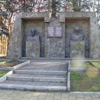 Памятник кабардинскому поэту Бекмурзе Пачеву и балкарскому поэту Кязиму Мечиеву в Атажукинском саду