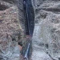 Один из водопадов с одноимённым названием "Девичьи слёзы" перед большим каскадом водопадов в Чегемском ущелье