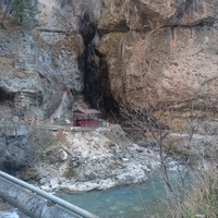 Одна их боковых расщелин в Чегемском ущелье около каскада водопадов