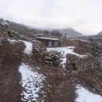 Верхняя Балкария. Остатки стен бывшего аула Кюннюм-Эль у реки Черек