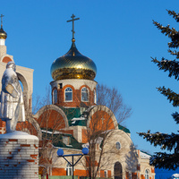Памятник Ленину и церковь в Сорокино