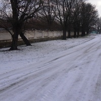Центральная улица Ясиноватки,cлева кирпичный забор дворца Винберга